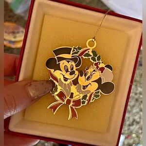 Vintage Disney Mickey & Minnie Mouse Wreath Christmas Ornament Camerlane 10311